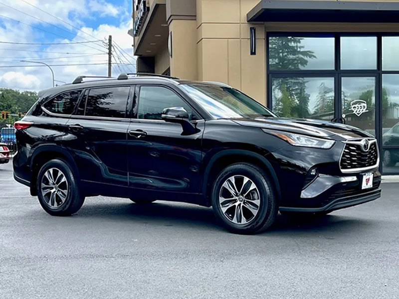 BlacK Toyota HighLander